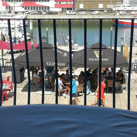 Sur Le Port *